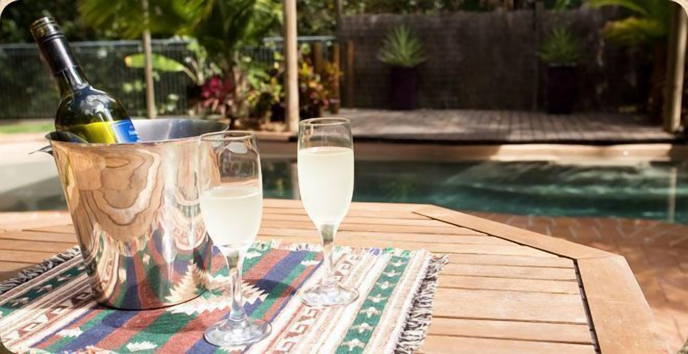 Kolam renang outdoor, dengan kursi berjemur