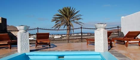 Alberca al aire libre y camastros