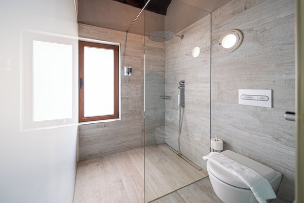 Suite (2 adults) | Salle de bain | Douche, articles de toilette (gratuits), séchoir à cheveux, peignoirs