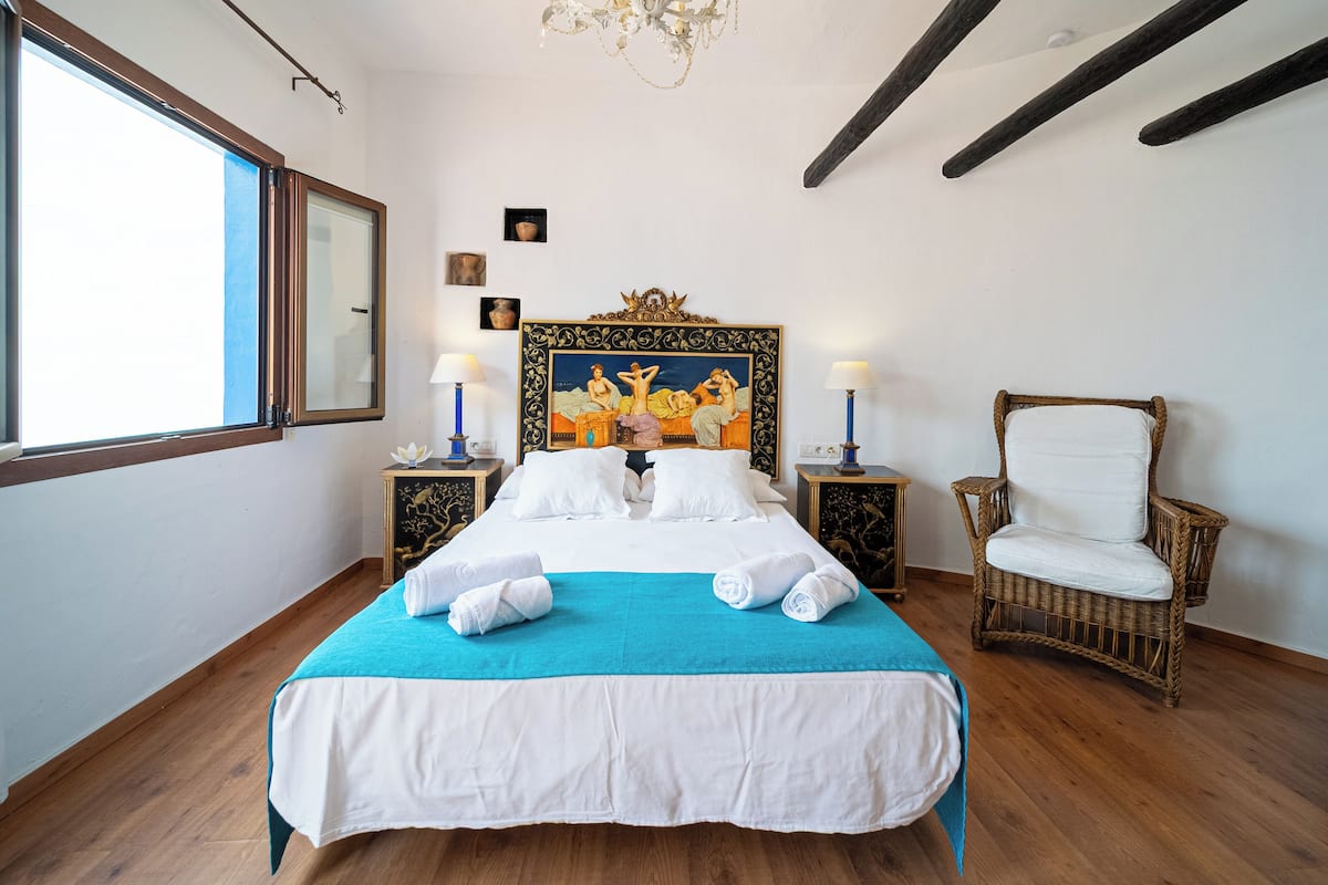 In-room safe, individually decorated, blackout curtains, free WiFi