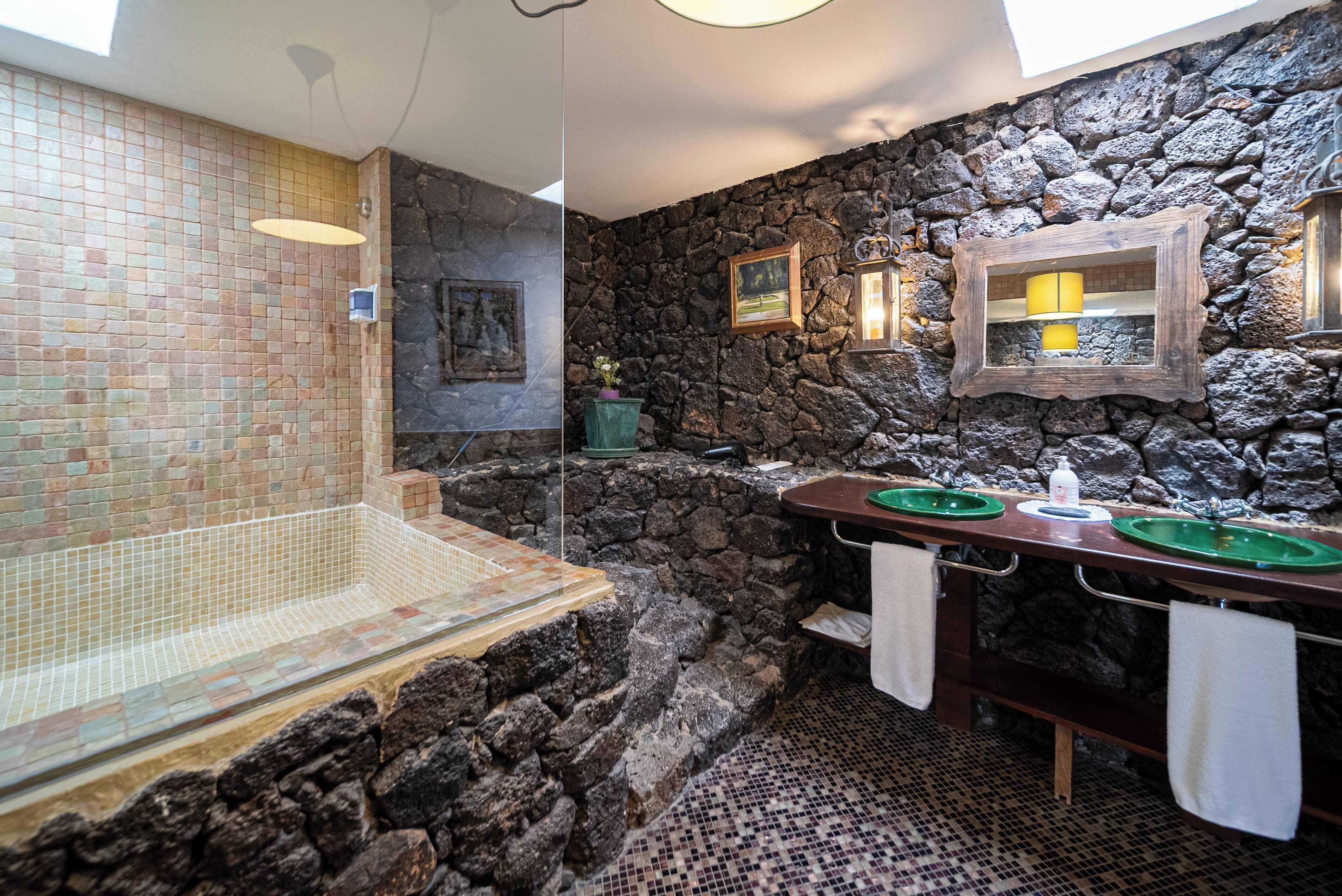 淋浴设施、免费洗浴用品、吹风机、浴袍