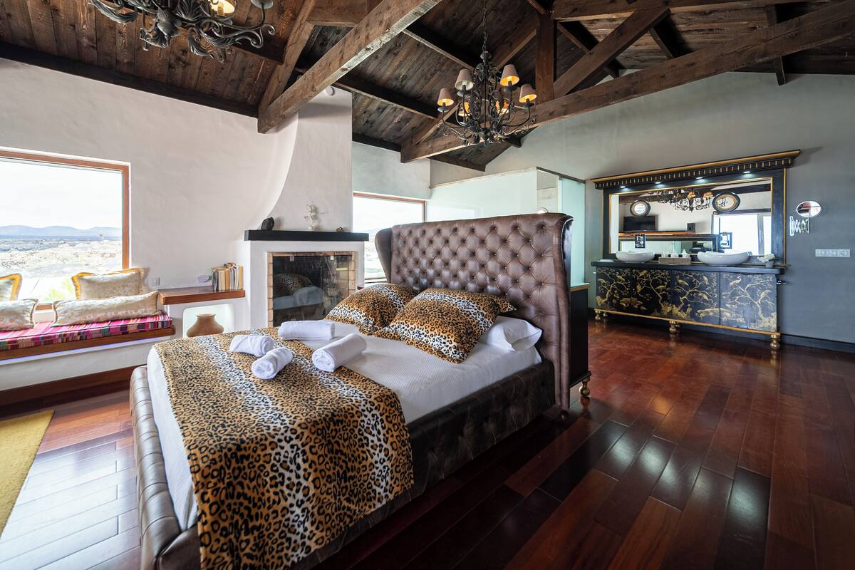 Suite (2 adults) | Caja fuerte, cortinas opacas, wifi gratis y decoración individual