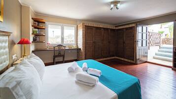 Cofres nos quartos, individualmente decorados, cortinas blackout