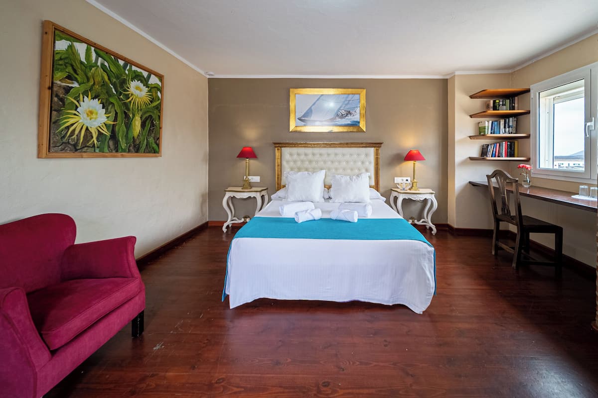In-room safe, individually decorated, blackout curtains, free WiFi