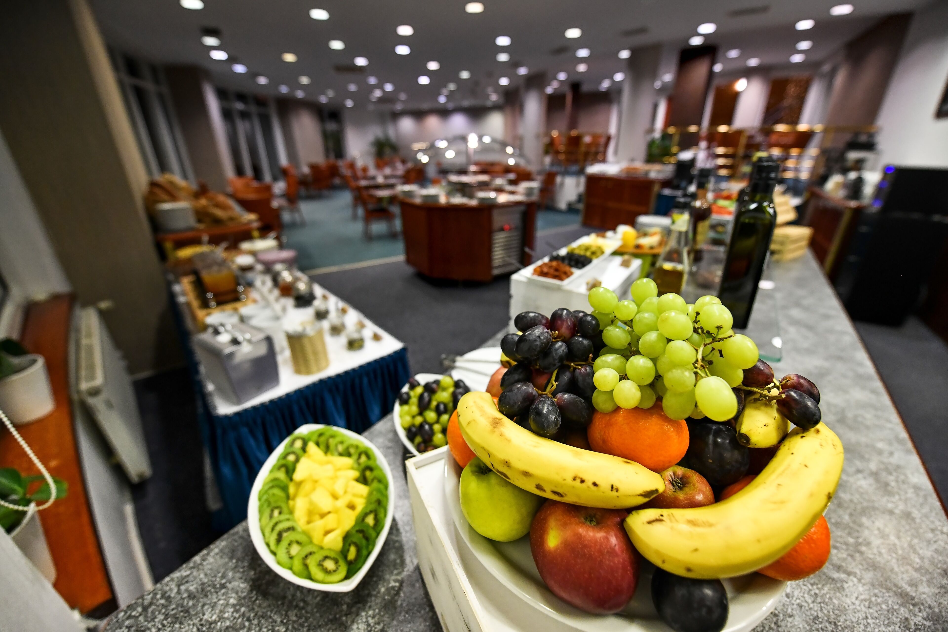 2 restaurants, breakfast, lunch, dinner served; international cuisine 