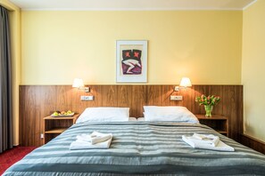 Minibar, caja de seguridad en la habitación y escritorio 