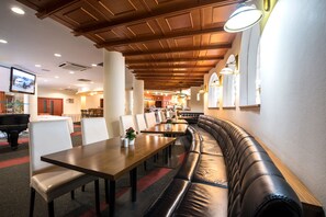 2 restaurantes; se sirve desayuno, almuerzo y cena; cocina internacional