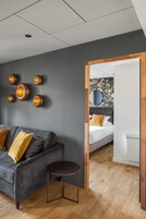 Deluxe Apartment, 1 Bedroom (Accès uniquement par escalier) | Premium bedding, individually decorated, individually furnished, desk