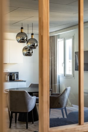 Departamento Deluxe, 1 habitación | Cocineta privada | Tetera eléctrica y utensilios de cocina 