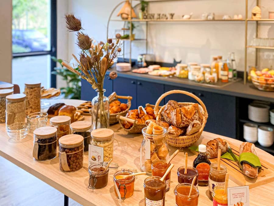 Petit déjeuner buffet compris les week-ends
