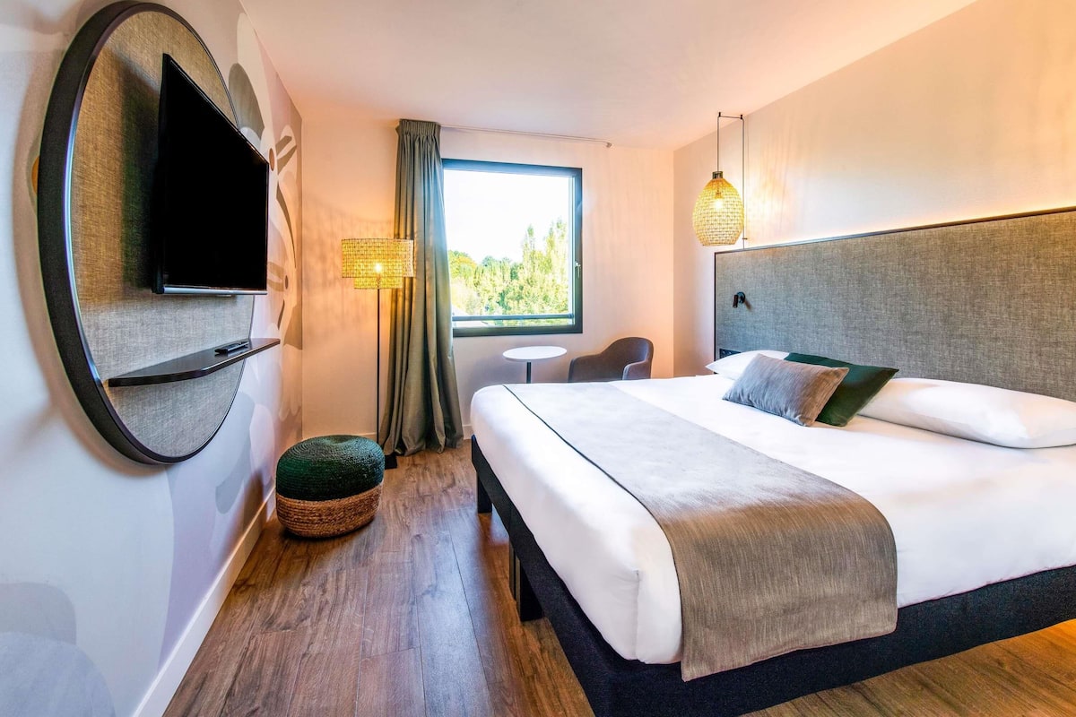 Soundproofing, free cribs/infant beds, free WiFi, bed sheets