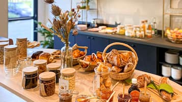 Päivittäinen buffetaamiainen (12 EUR per henkilö)