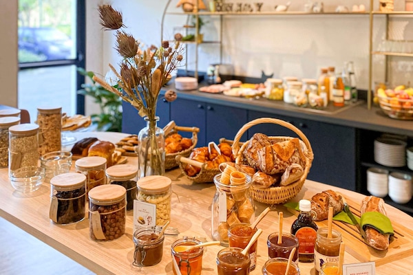 Petit déjeuner buffet servi les week-ends (12 EUR par personne)