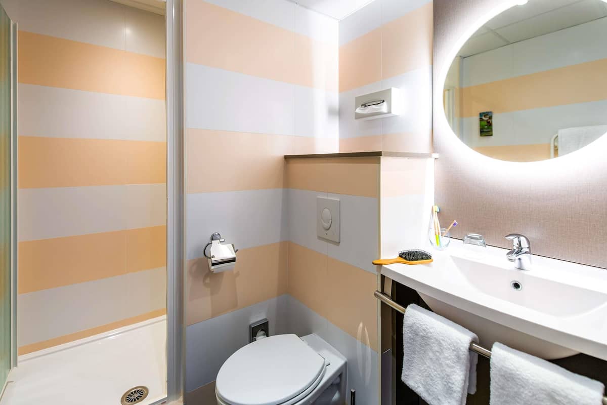 Quarto premium, várias camas | Quartos à prova de som, berços grátis, Wi-Fi de cortesia, roupa de cama