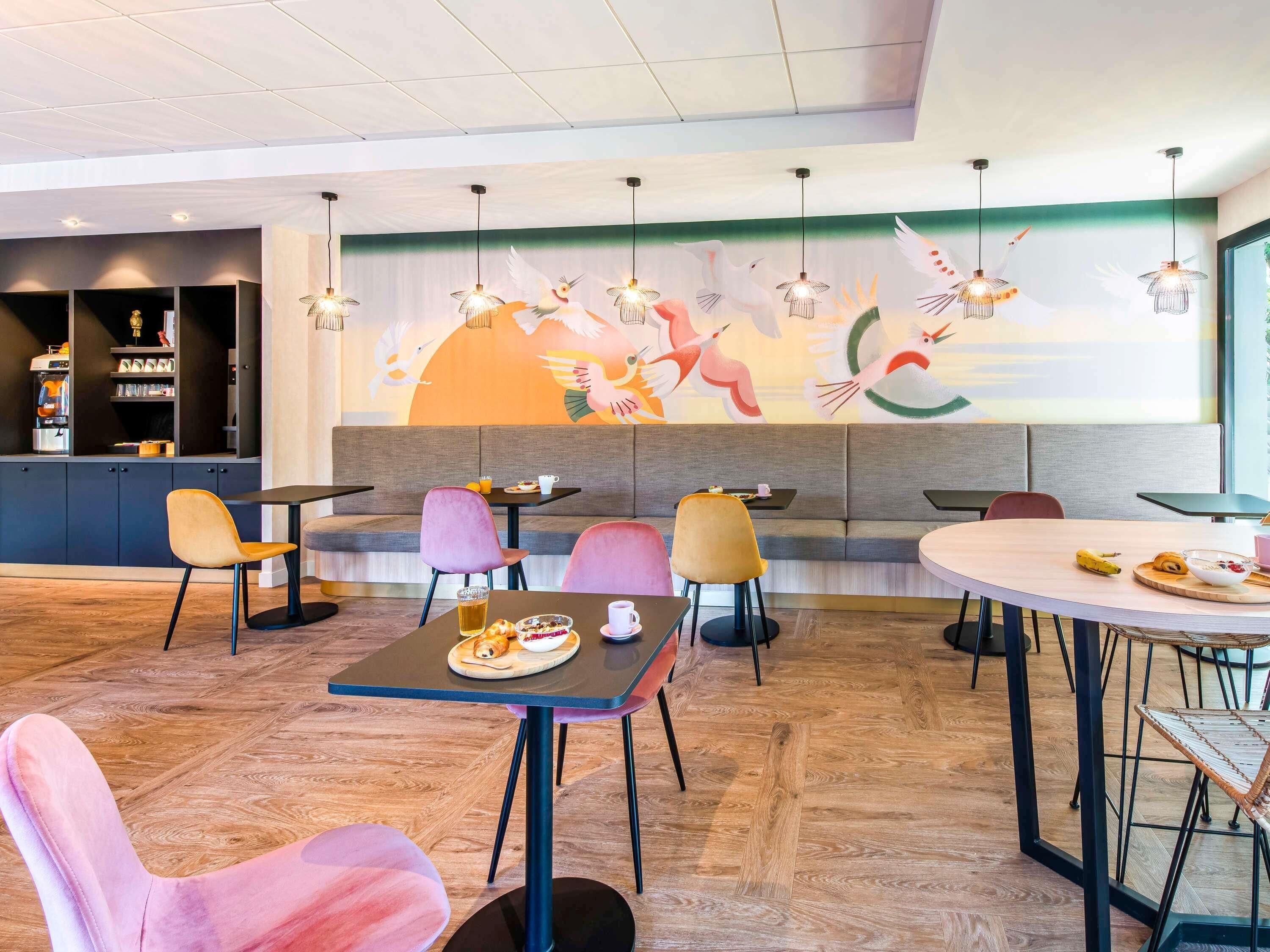 Petit déjeuner buffet (12 EUR par personne)