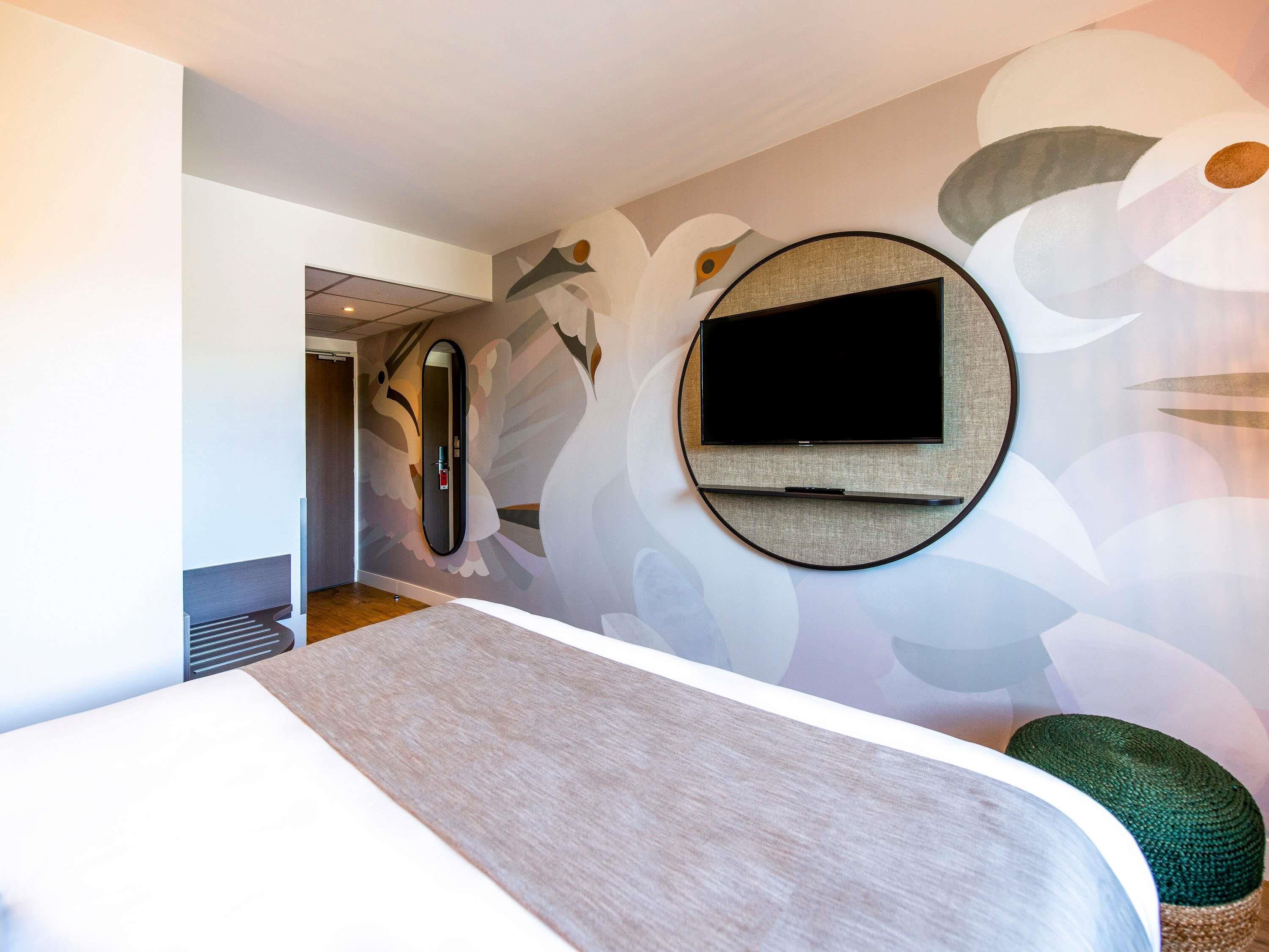 Quartos à prova de som, berços grátis, Wi-Fi de cortesia, roupa de cama