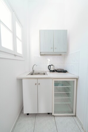 Fridge, cookware/dishes/utensils - ALMA THERA Boutique Hotel (Santorini)