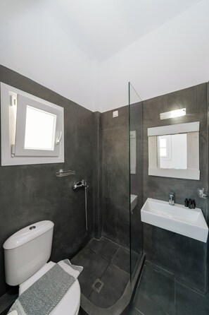 Shower, hair dryer, towels - ALMA THERA Boutique Hotel (Santorini)