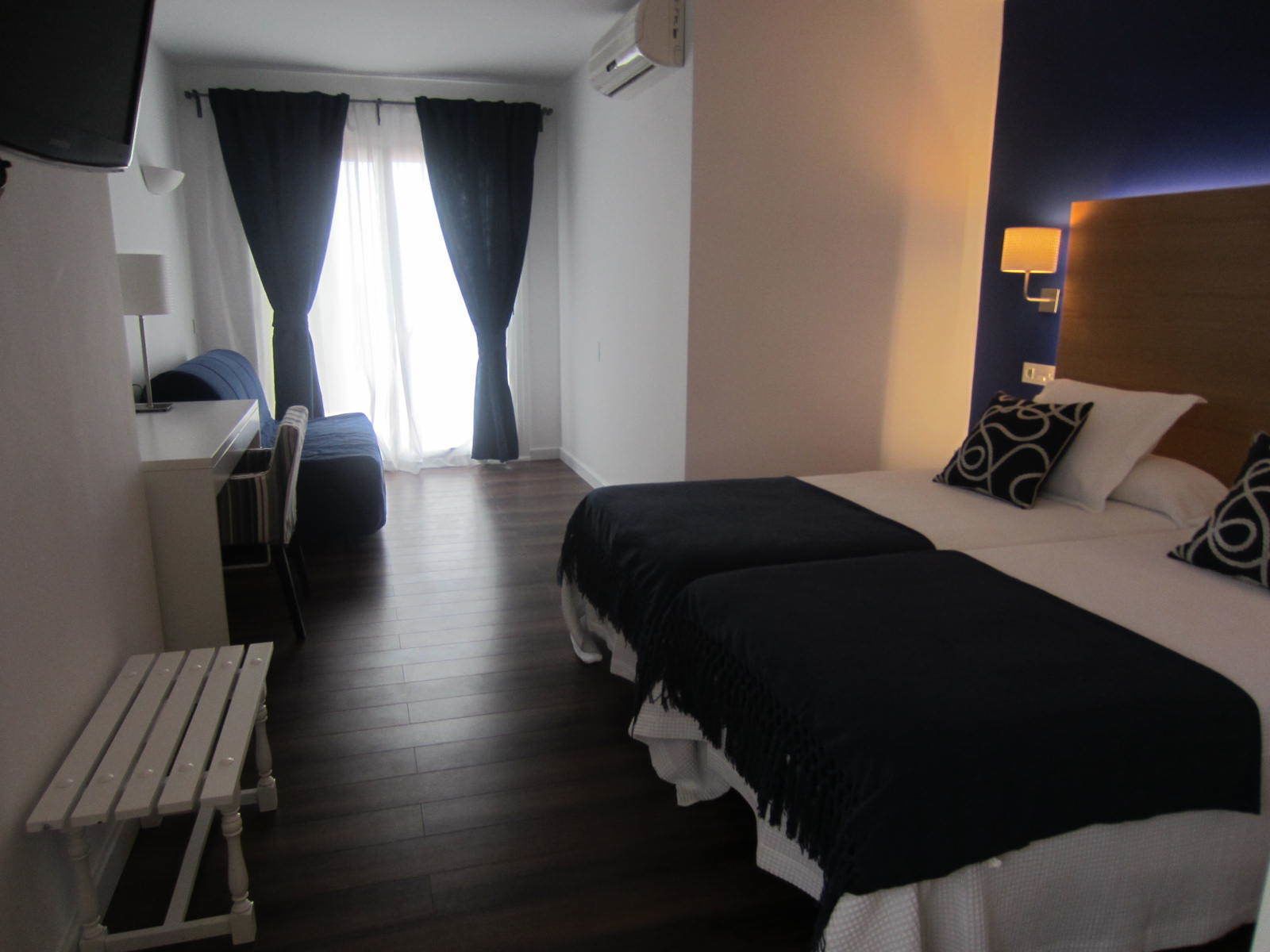 triple room | in-room safe, desk, rollaway beds, free wifi