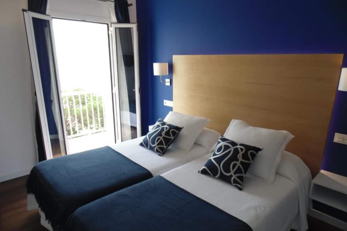 Caja fuerte, escritorio, wifi gratis y ropa de cama