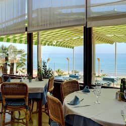 Se sirven desayunos, comidas y cenas con vista a la playa