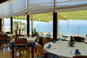 Petit déjeuner, déjeuner et dîner servis sur place, vue sur la plage