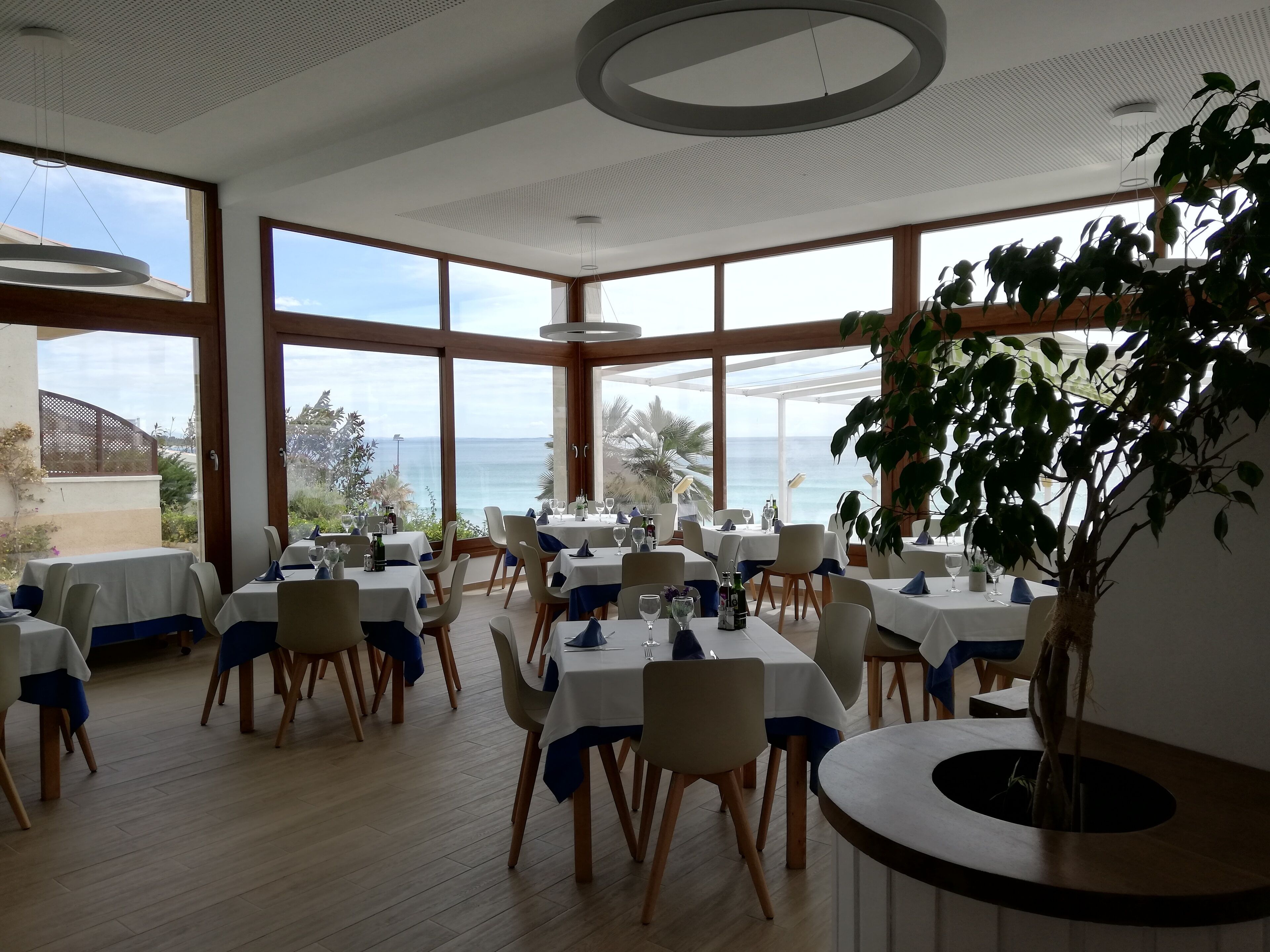 Se sirven desayunos, almuerzos y cenas (con vistas a la playa) 