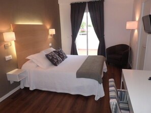 Een kluis op de kamer, een bureau, gratis wifi, beddengoed