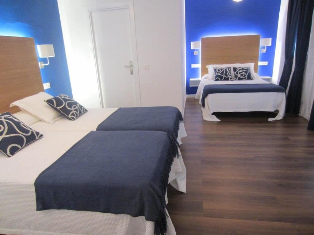 Habitación cuadruple Familiar | Caja fuerte, escritorio, wifi gratis y ropa de cama