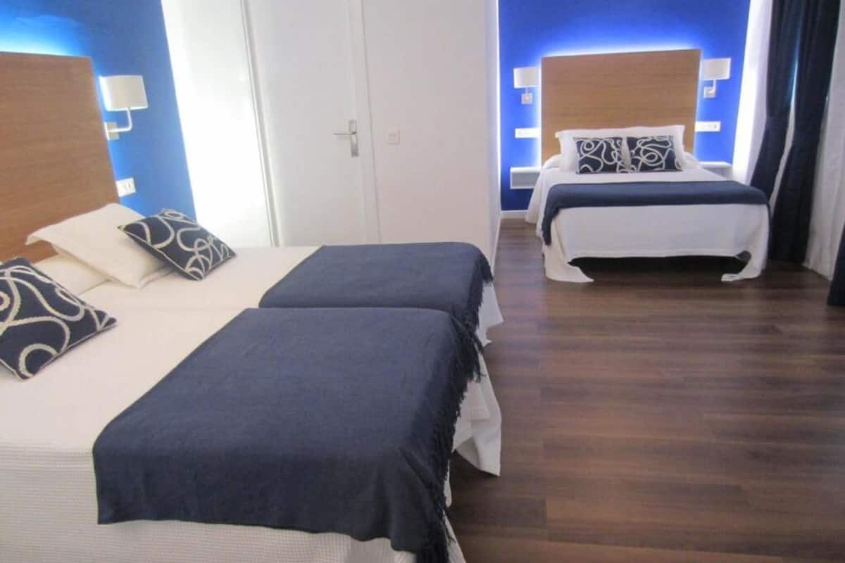 Habitación cuadruple Familiar | Caja fuerte, escritorio, wifi gratis y ropa de cama