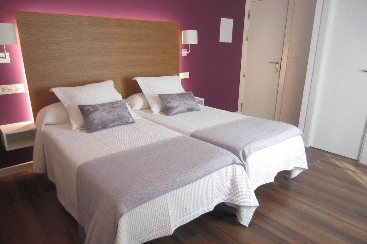 Dreibettzimmer | Zimmersafe, Schreibtisch, Zustellbetten, kostenloses WLAN