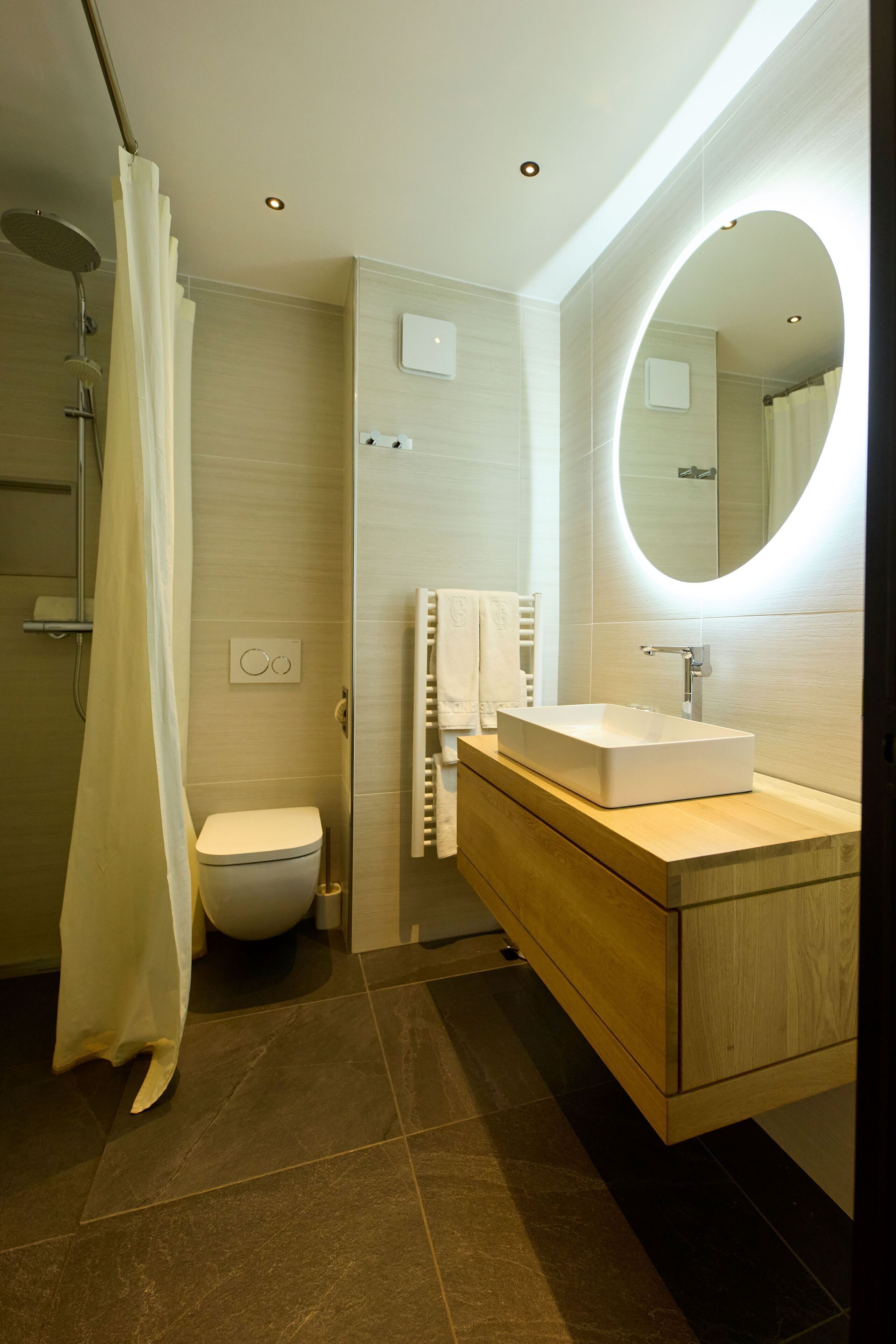 standard double room | bathroom | free toiletries, hair dryer, towels