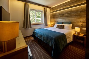 Standard Double Room | Premium bedding, minibar, in-room safe, individually decorated - Hotel Le Grand Tetras (Font-Romeu-Odeillo-Via)