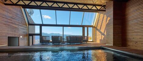 Een binnenzwembad, open van 08.30 uur tot 20.30 uur, en ligstoelen