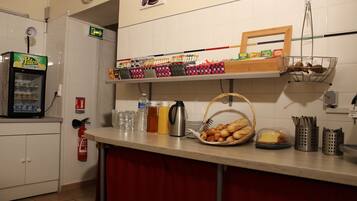 Petit déjeuner buffet (8 EUR par personne)