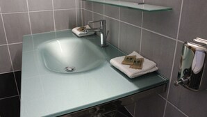 Double Room | Bathroom | Hair dryer - Hôtel Des Alliés (Pont-d'Ain)