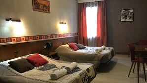 Family Room | Pillowtop beds, desk, soundproofing, cribs (surcharge) - Hôtel Des Alliés (Pont-d'Ain)