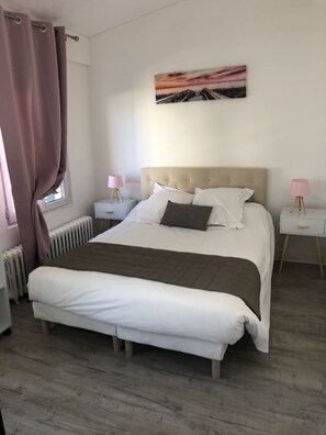 Individually decorated, desk, blackout drapes, soundproofing - Central Hotel (Niort)