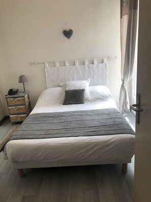Double Room | Individually decorated, desk, blackout drapes, soundproofing - Central Hotel (Niort)