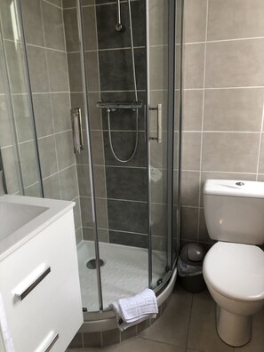 Habitación doble | Baño | Amenidades de baño gratuitas y secadora de cabello 