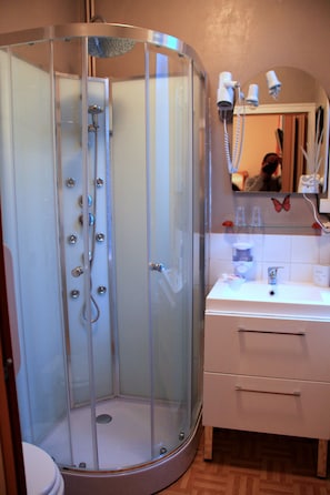 Triple Room | Individually decorated, desk, blackout drapes, soundproofing - Central Hotel (Niort)