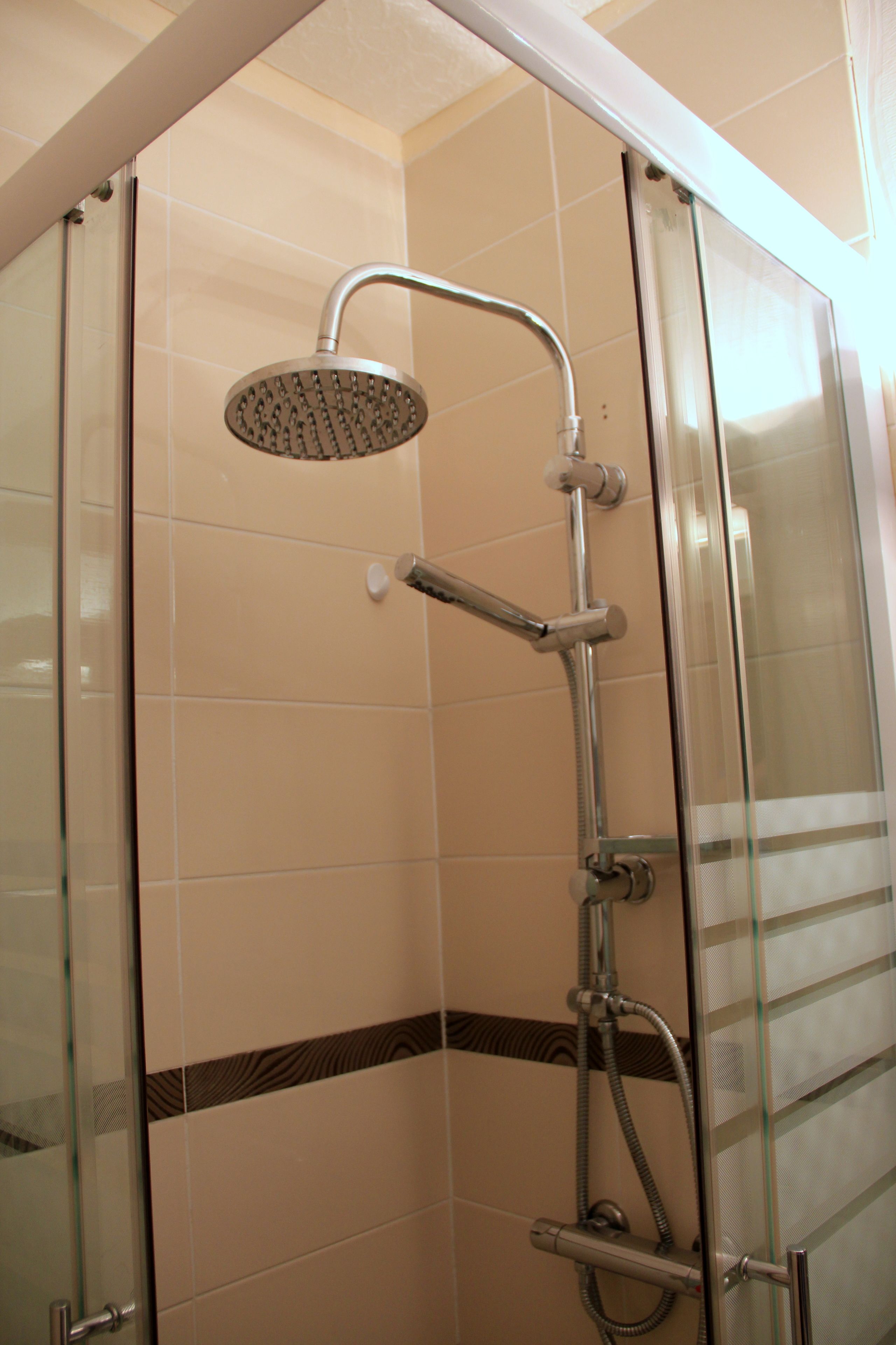 بديك ورات فريدة لكل غرفة ومكتب وستائر تعتيم وتجهيزات عازلة للصوت