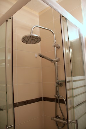 Kamar Double | Didekorasi berbeda-beda, meja kerja, tirai kedap cahaya, dan kedap suara