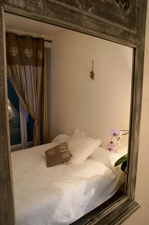 Double Room | Individually decorated, desk, blackout drapes, soundproofing - Central Hotel (Niort)