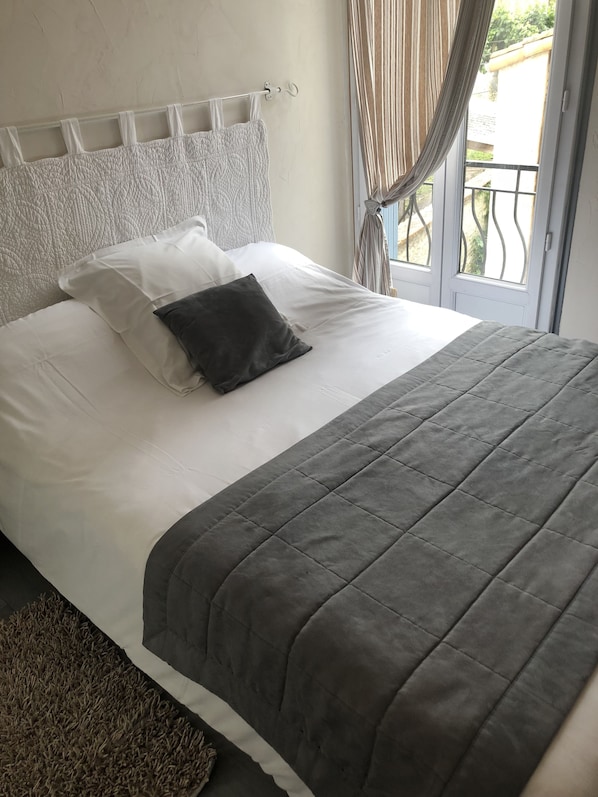 Didekorasi berbeda-beda, meja kerja, tirai kedap cahaya, dan kedap suara