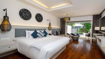 Safe på rommet, skrivebord, blendingsgardiner og lydisolert