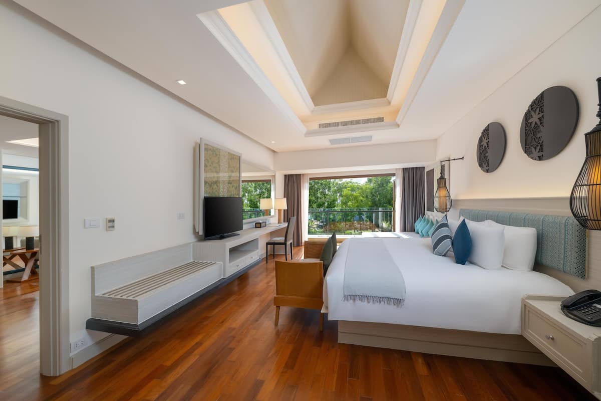 deluxe suite | in-room safe, desk, blackout curtains, soundproofing