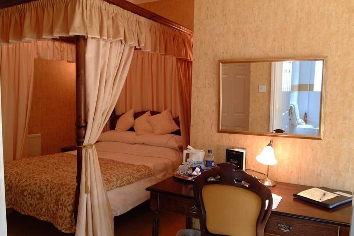 Double Room, Ensuite (Four Poster with Patio)