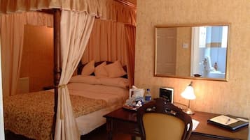 Chambre Double, salle de bains attenante (Four Poster with Patio)