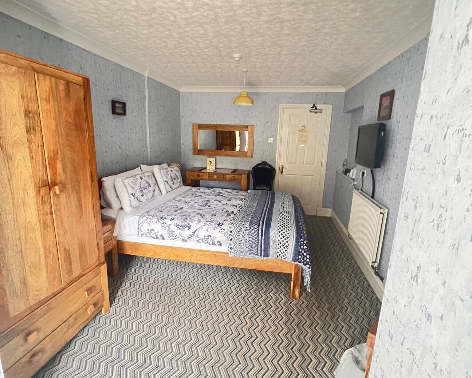 Kahden hengen huone, kylpyhuone makuuhuoneen yhteydessä (Large With Patio-03)